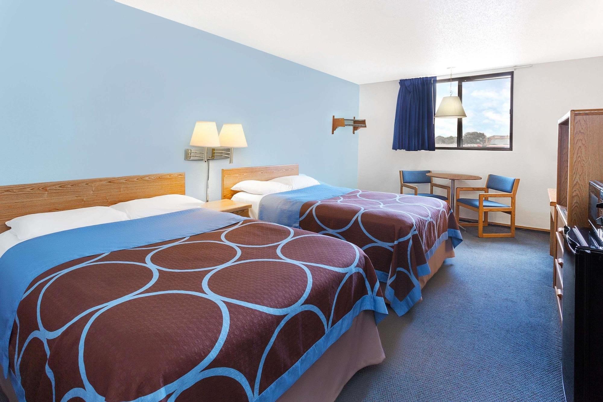 Super 8 By Wyndham Clinton Hotel Exterior photo