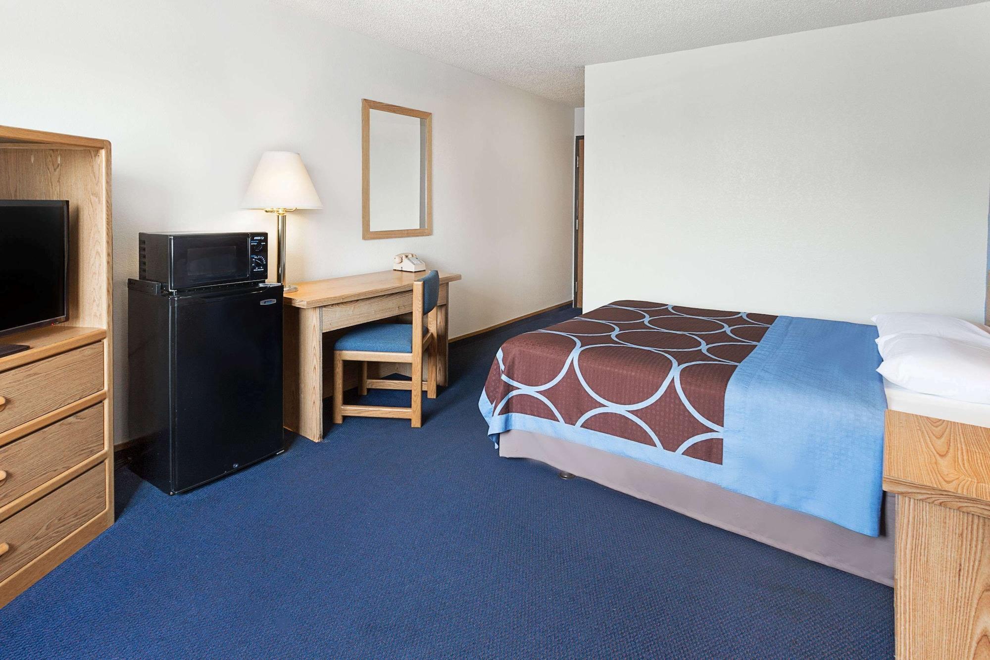 Super 8 By Wyndham Clinton Hotel Exterior photo