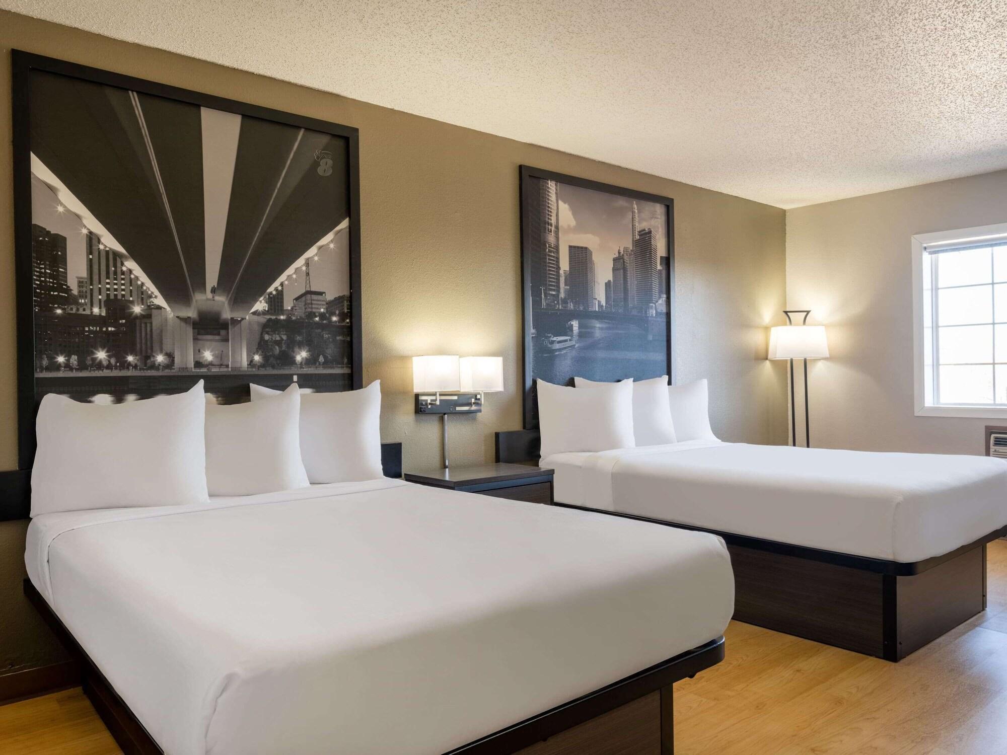 Super 8 By Wyndham Clinton Hotel Exterior photo