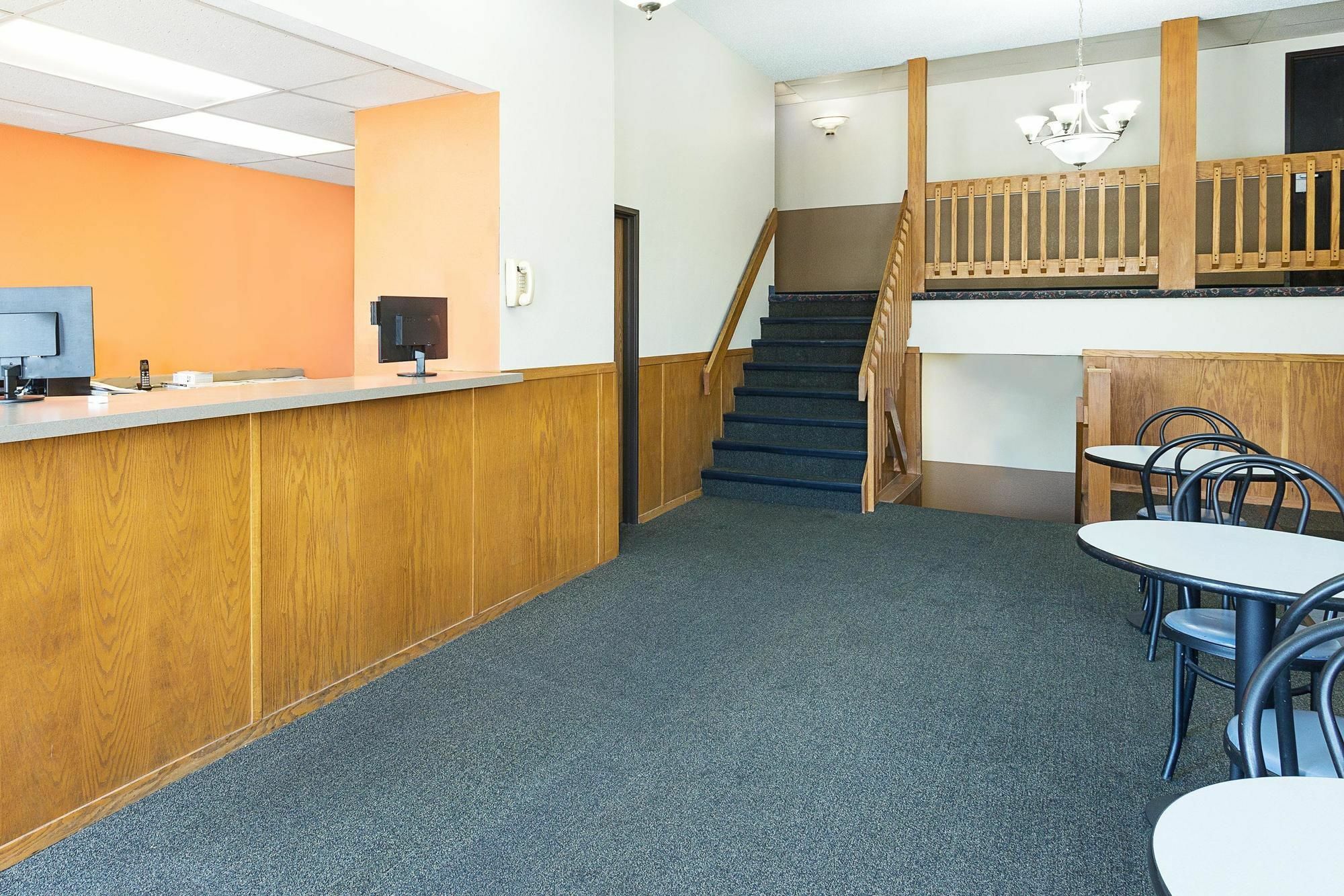Super 8 By Wyndham Clinton Hotel Exterior photo