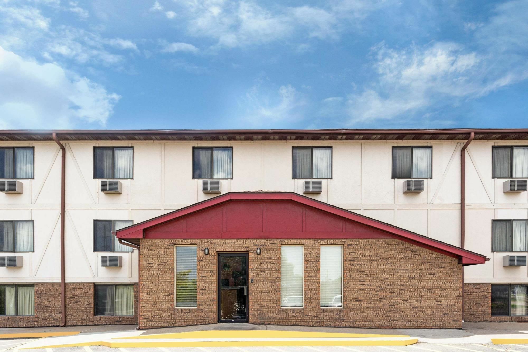 Super 8 By Wyndham Clinton Hotel Exterior photo