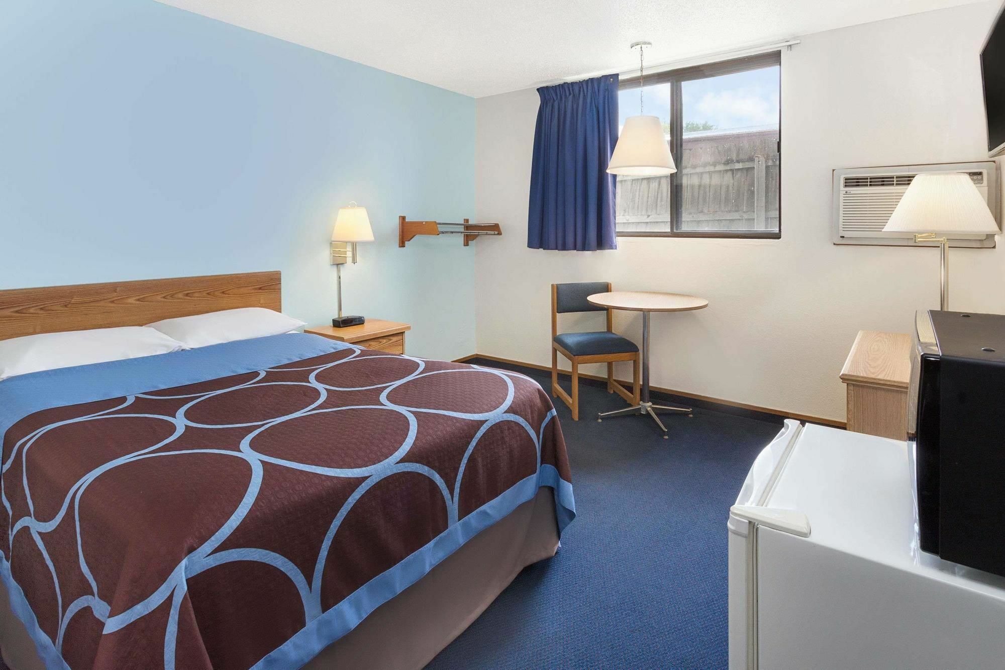 Super 8 By Wyndham Clinton Hotel Exterior photo