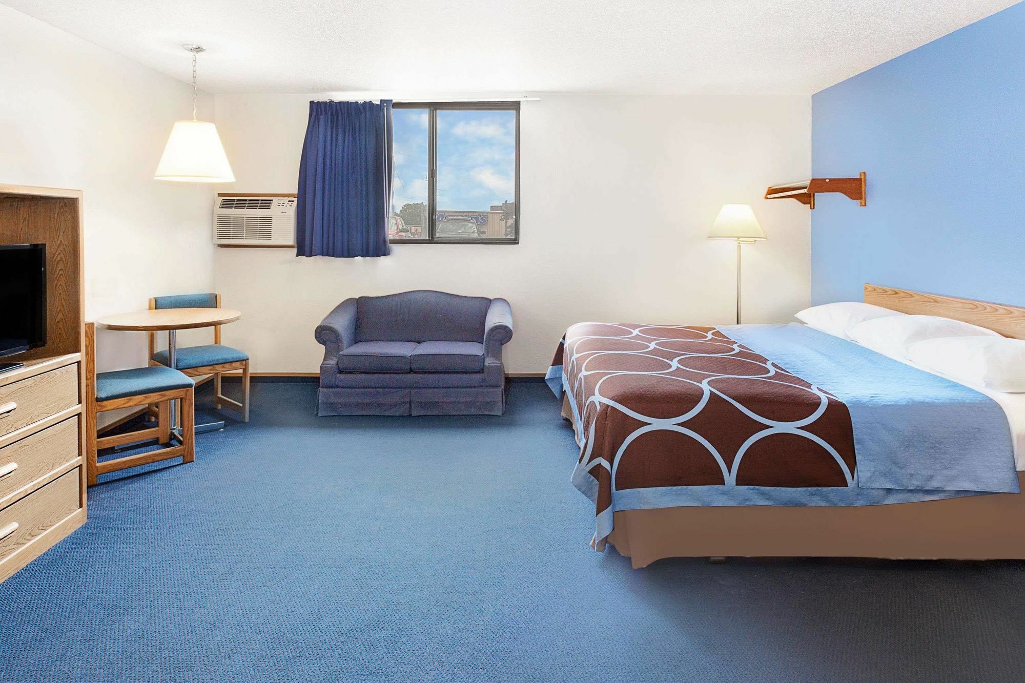 Super 8 By Wyndham Clinton Hotel Exterior photo